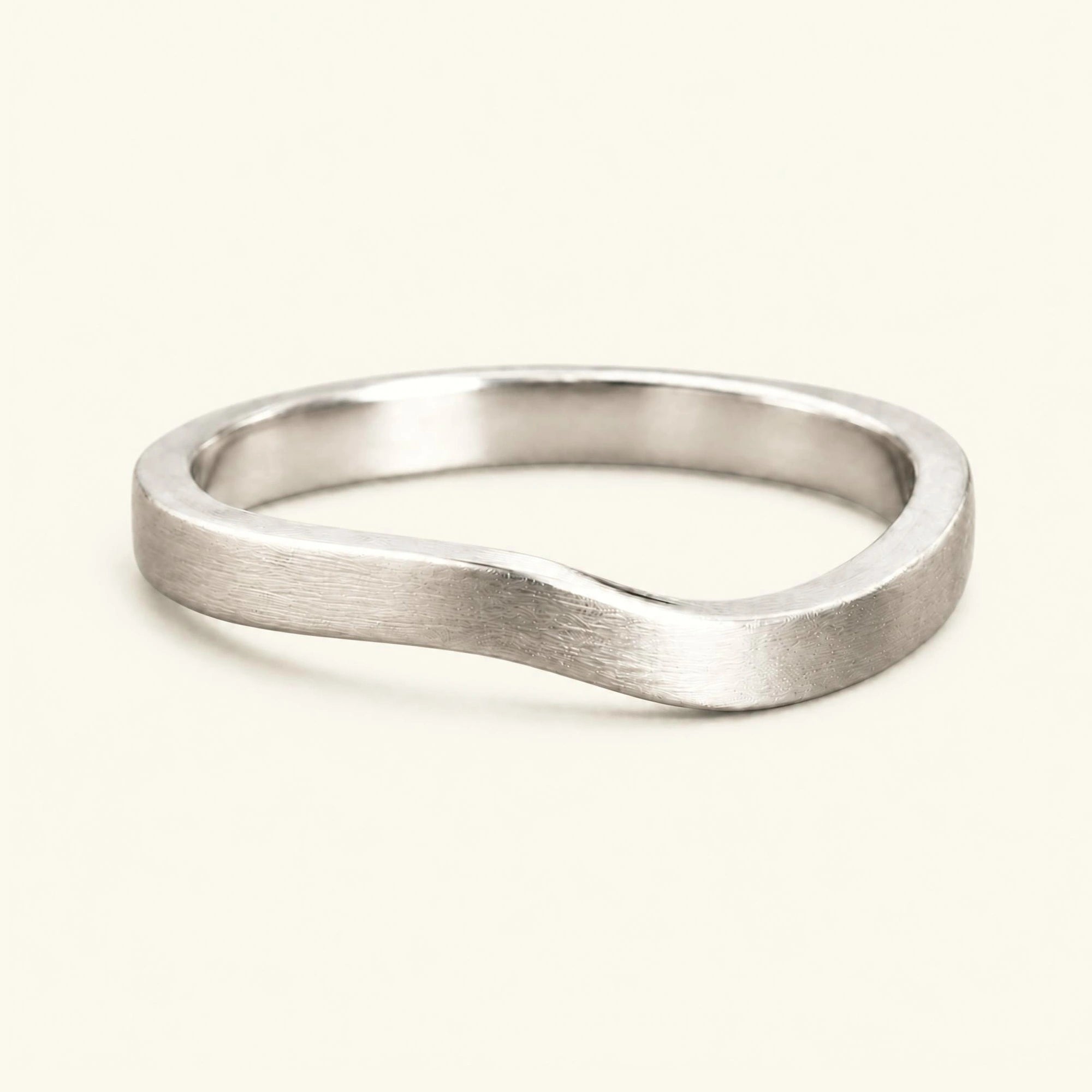 Alianza hombre onda cepillada oro blanco 2,5mm Pontos