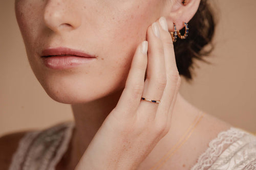 Alianza Moksha en oro amarillo 18 quilates engastada con Zafiros y Diamantes por Mayuri