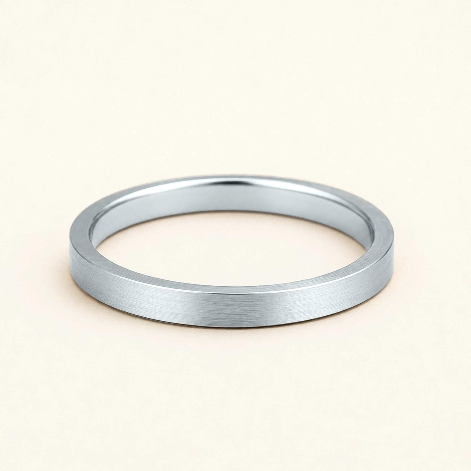 Alianza plana cepillada en oro blanco de 18 quilates para hombre Kanso, anillo mate