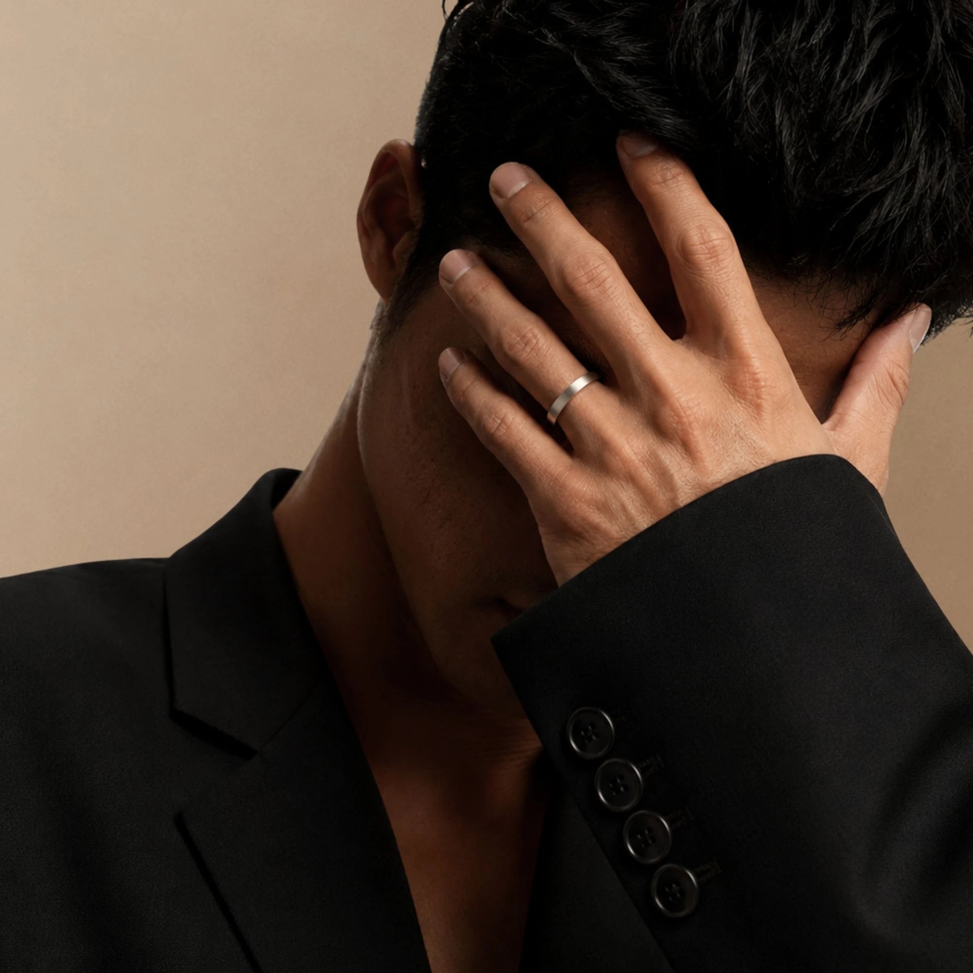 Alianza plana cepillada en oro blanco Kanso llevada por un hombre, anillo de boda minimalista