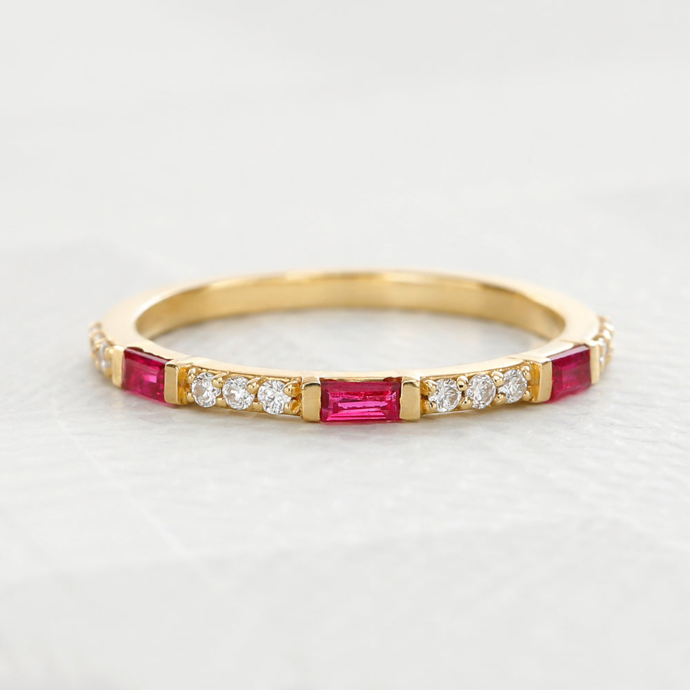 Alianza Moksha en oro amarillo 18 quilates engastada con diamantes en talla baguette por Mayuri