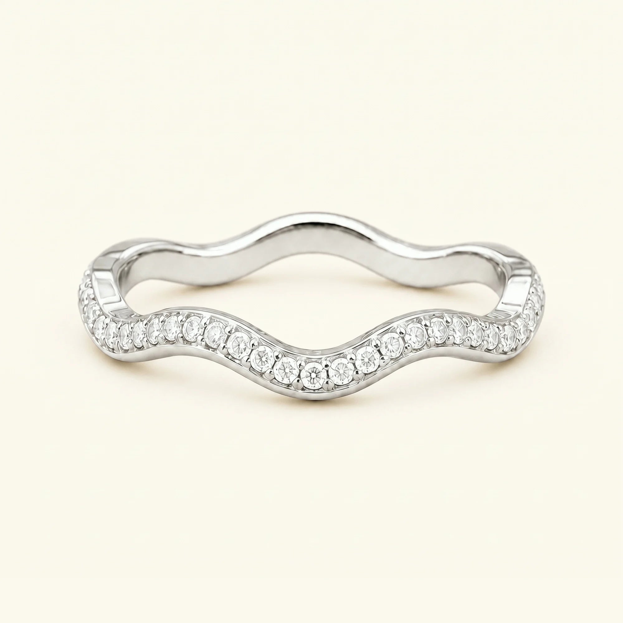 Alianza onda Thalassa con diamantes en oro blanco 18 quilates, media eternidad pavé