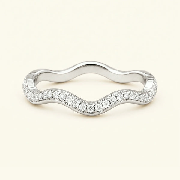 Alianza onda Thalassa con diamantes en oro blanco 18 quilates, media eternidad pavé