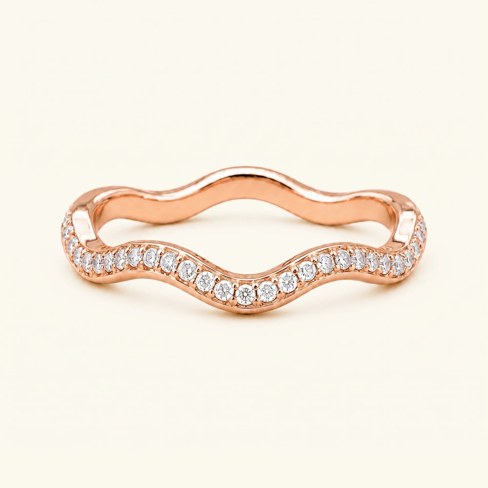 Alianza onda Thalassa con diamantes en oro rosa 18 quilates, media eternidad pavé
