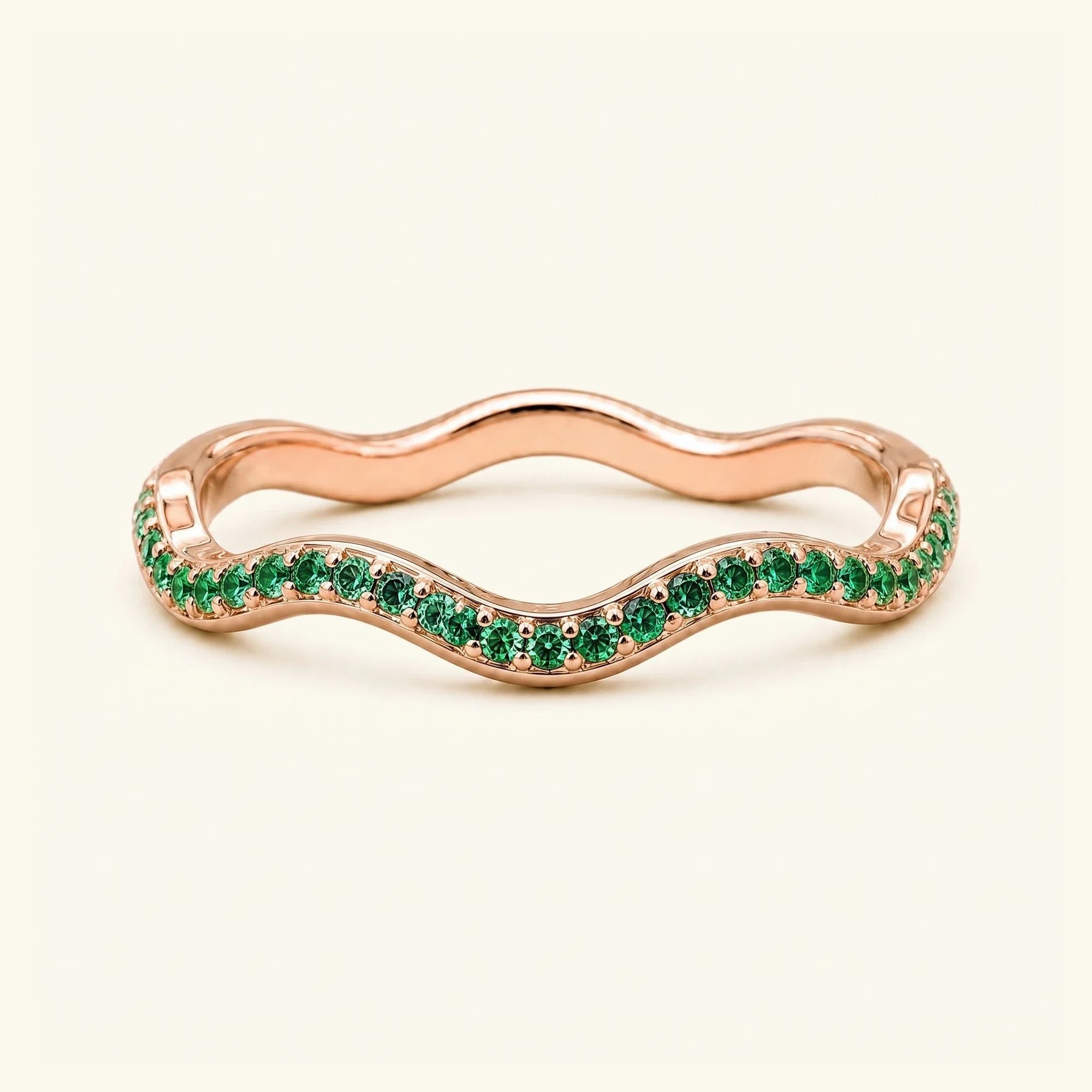 Alianza onda Thalassa con esmeraldas en oro rosa 18 quilates, media eternidad pavé