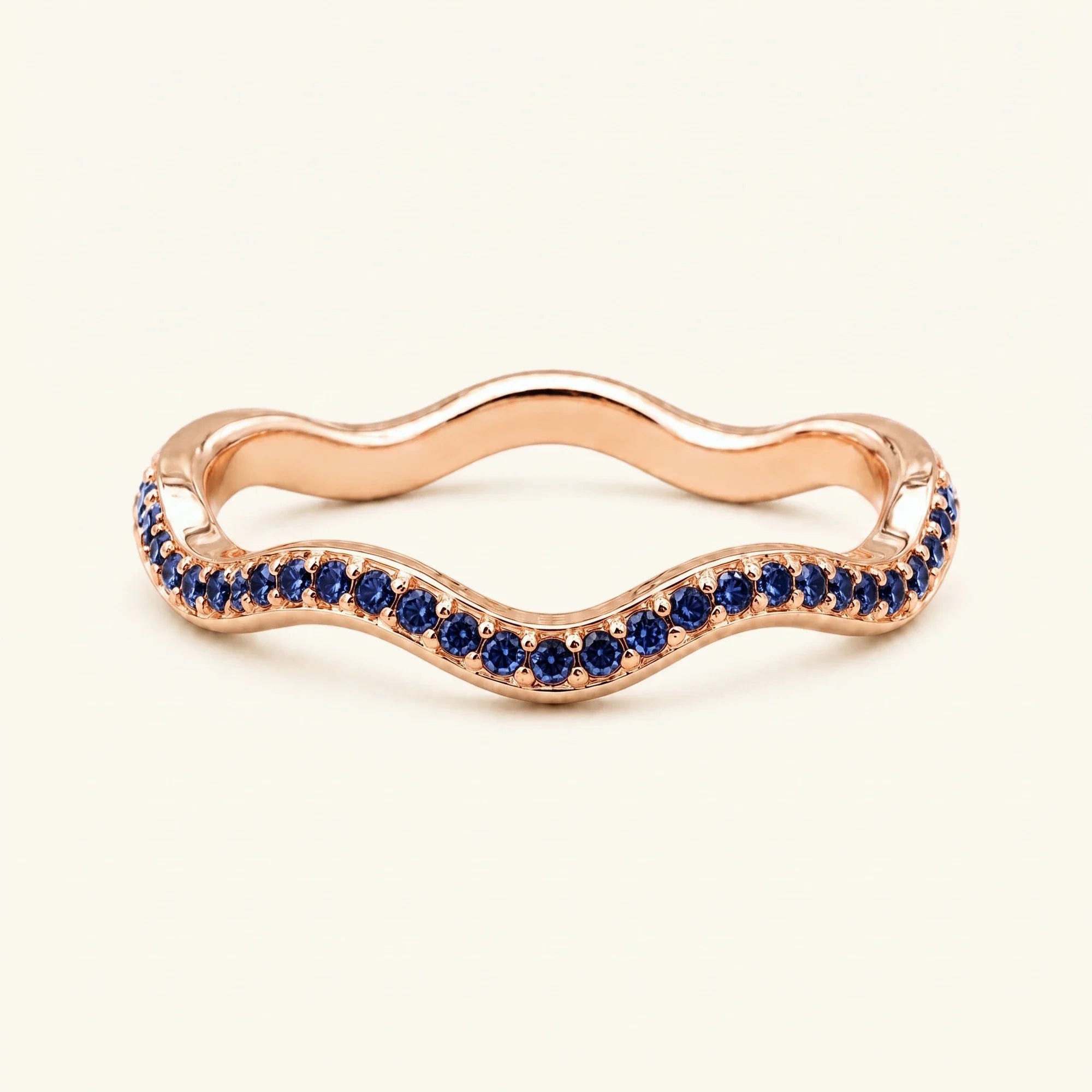 Alianza onda Thalassa con zafiros en oro rosa 18 quilates, media eternidad pavé