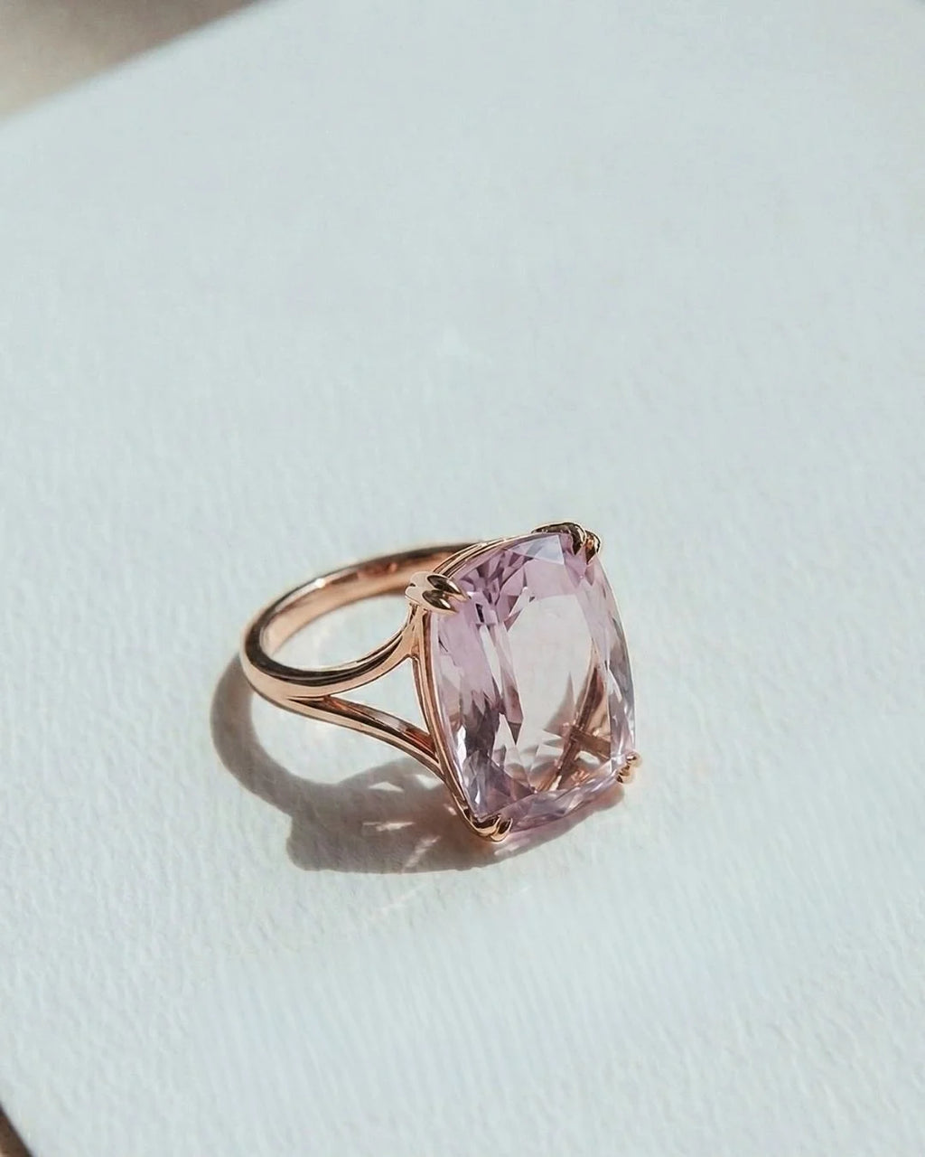 Amatista Rosa de Francia en tono lavanda delicado, engastada en oro rosa de 18 quilates