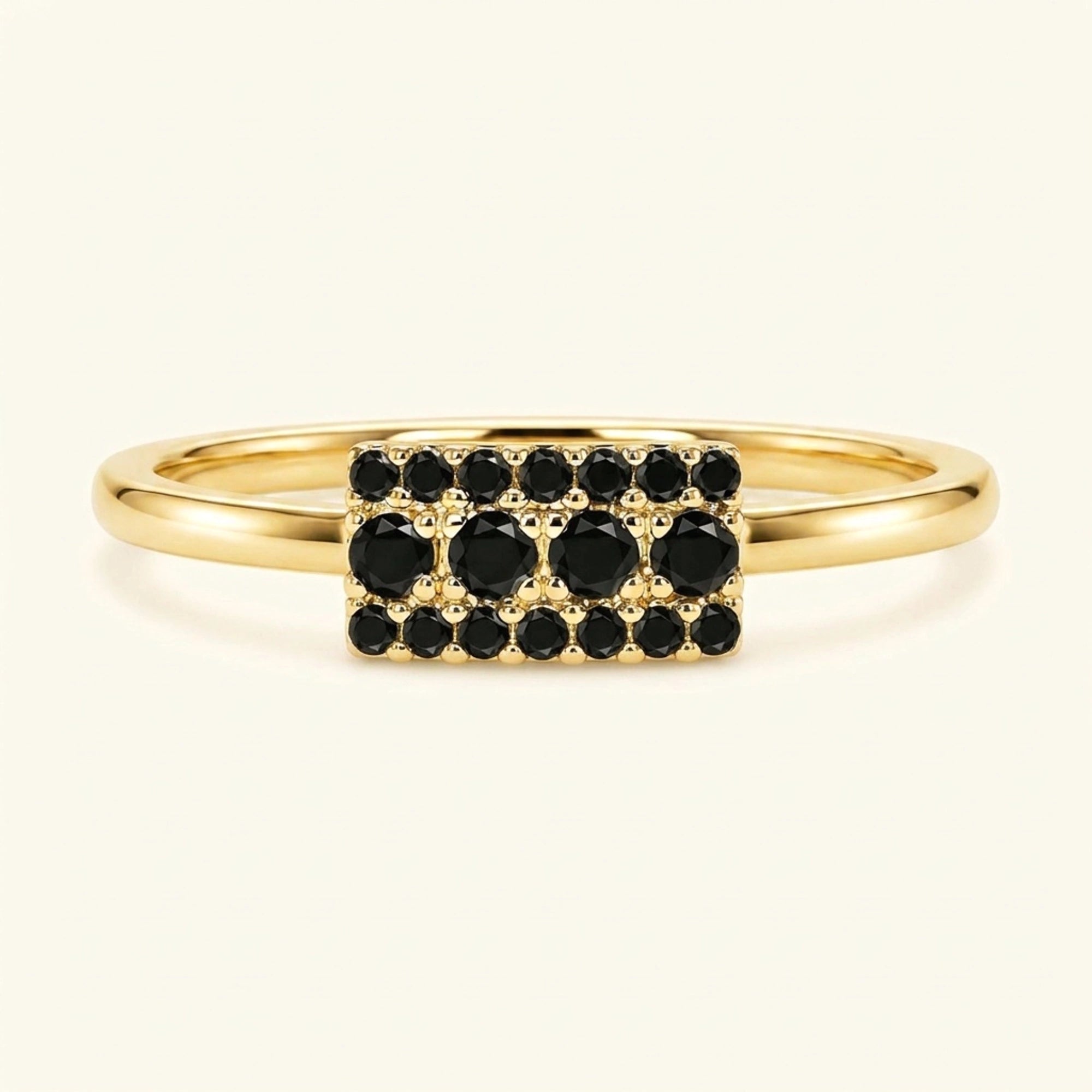 Bague alliance Sapna XL art déco rectangulaire en or jaune sertie de diamants noirs