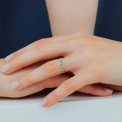 Anillo de compromiso con esmeralda: guía completa para elegir bien