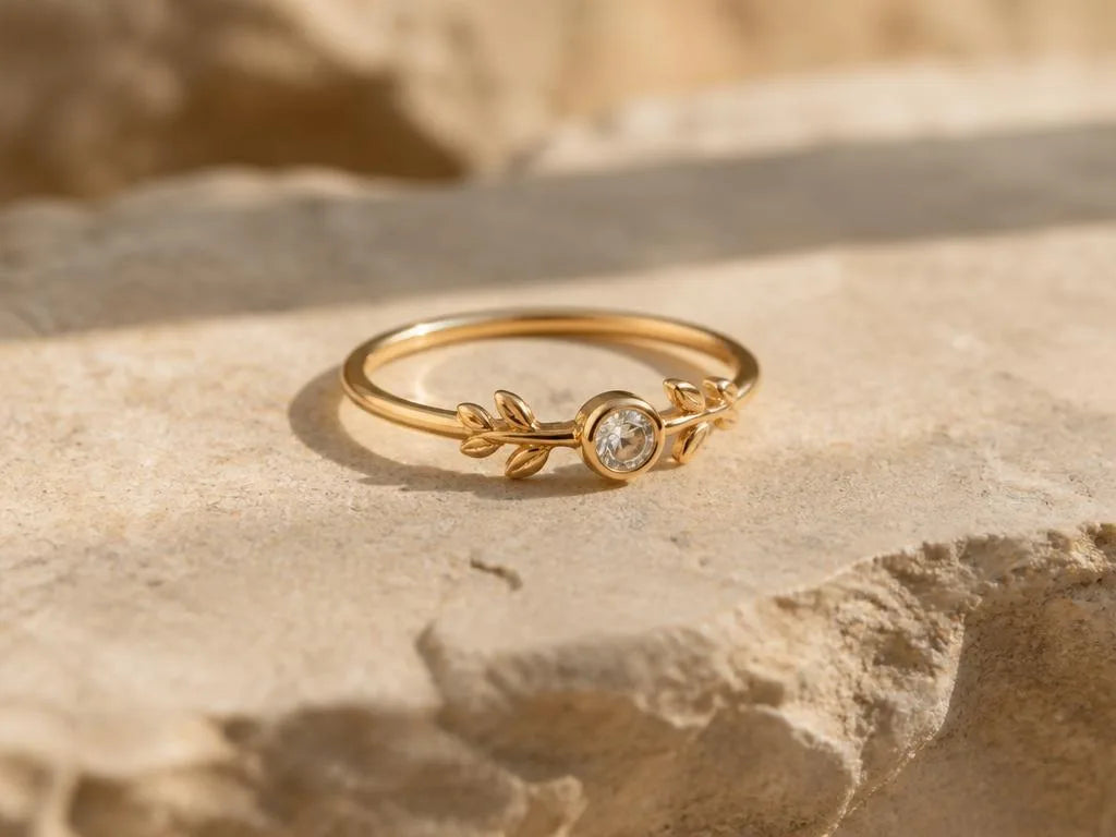 Anillo delicado en oro amarillo 18 quilates con diamante y motivo de hoja sobre piedra natural, diseño romántico por Mayuri