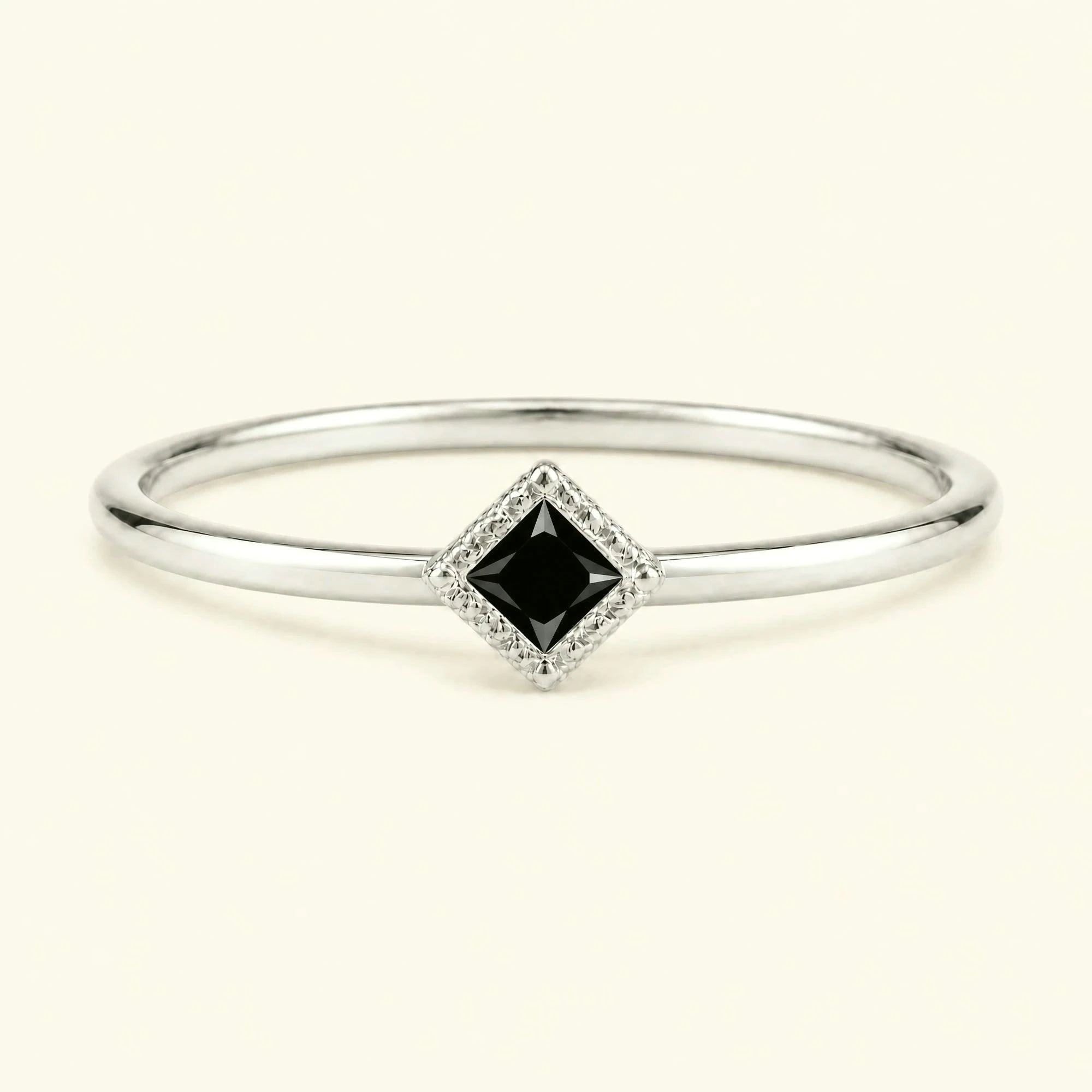 Indrani anillo solitario diamante negro, princesa 4mm engastado retorcido 18 quilates oro blanco