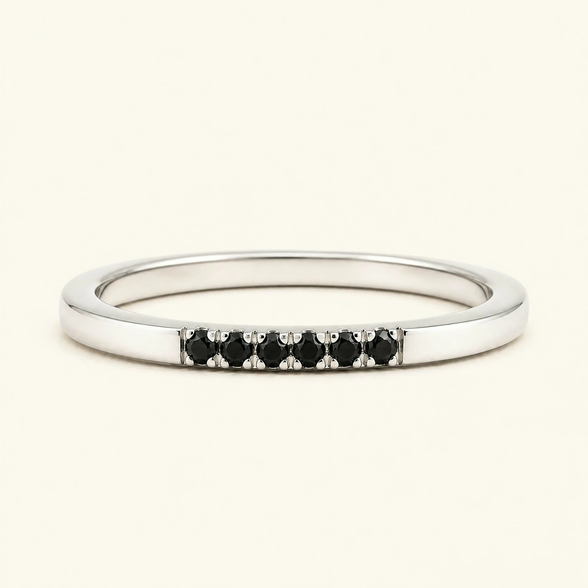 Bague fine pavée de diamants noirs en or blanc