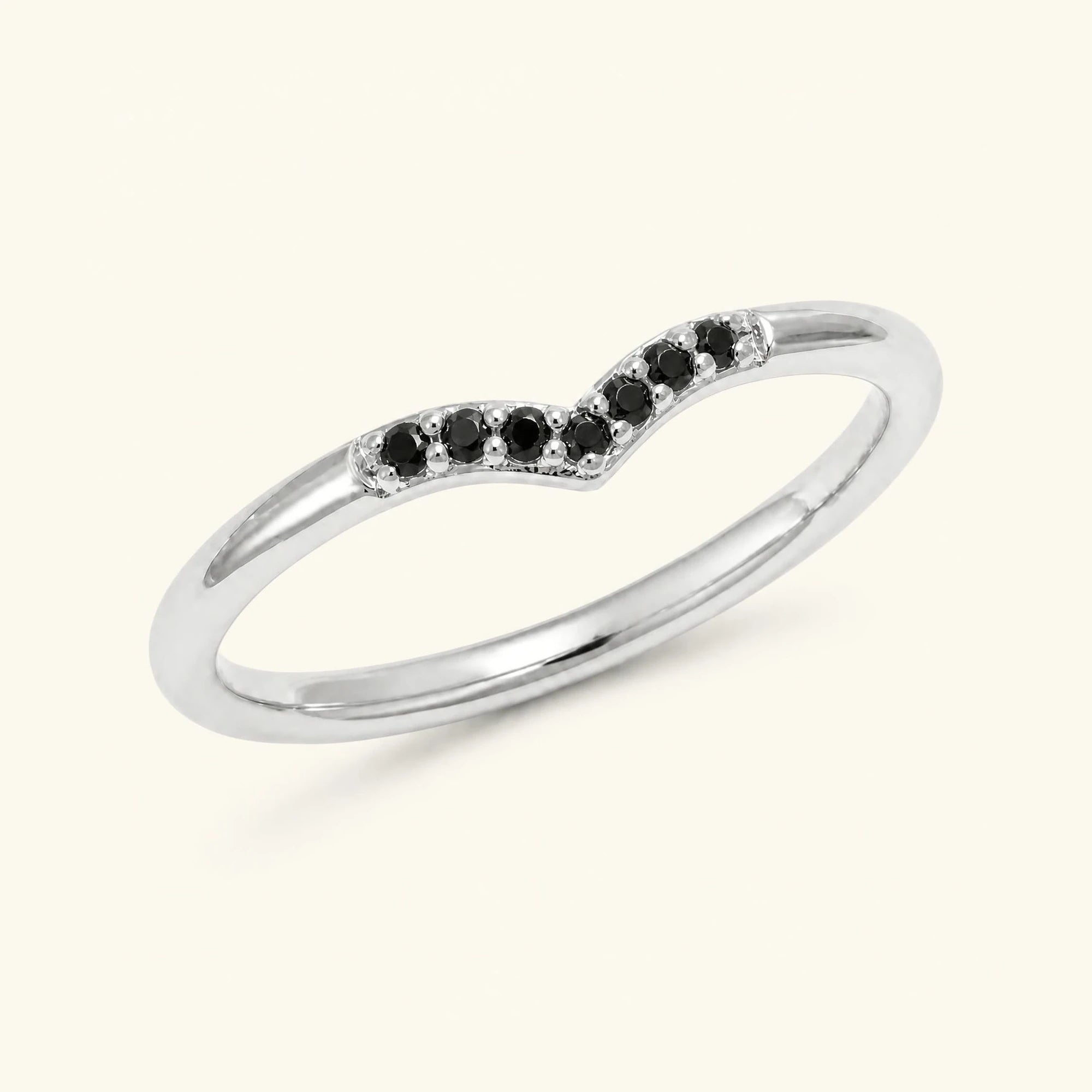 Bague chevron pavée de diamants noirs en or blanc