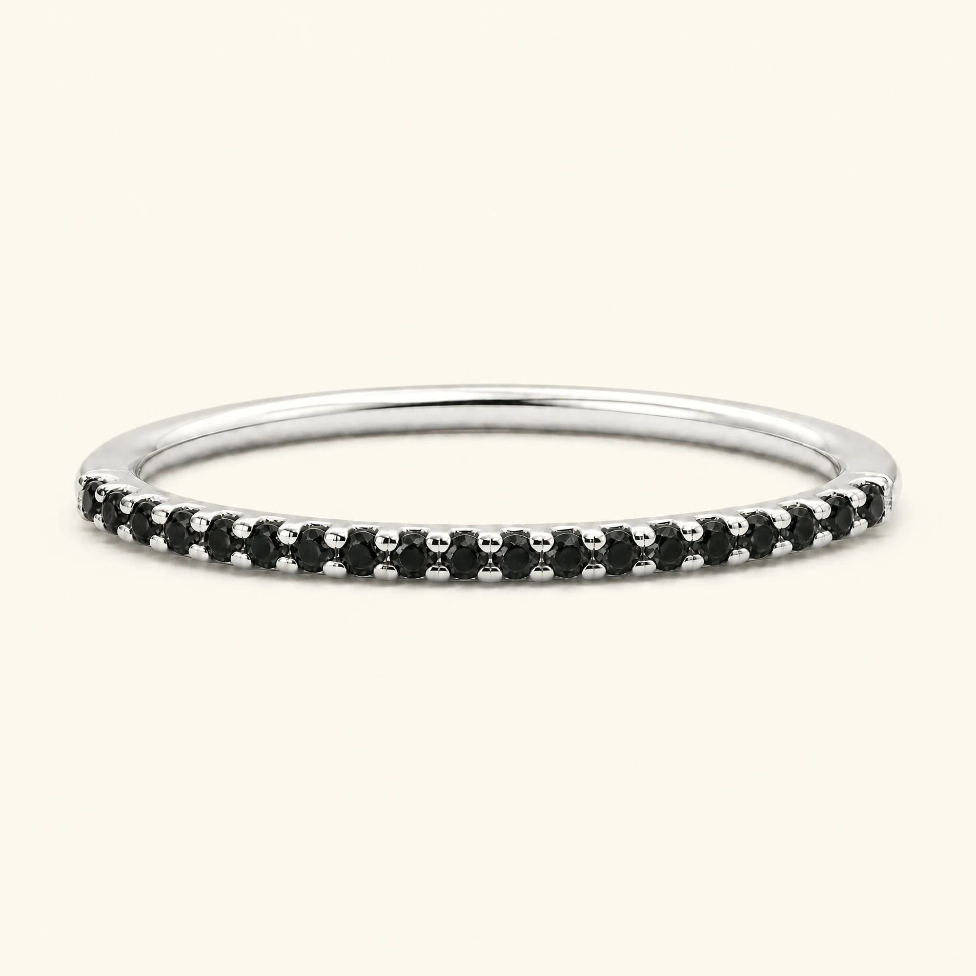 Alliance éternité sertie de diamants noirs