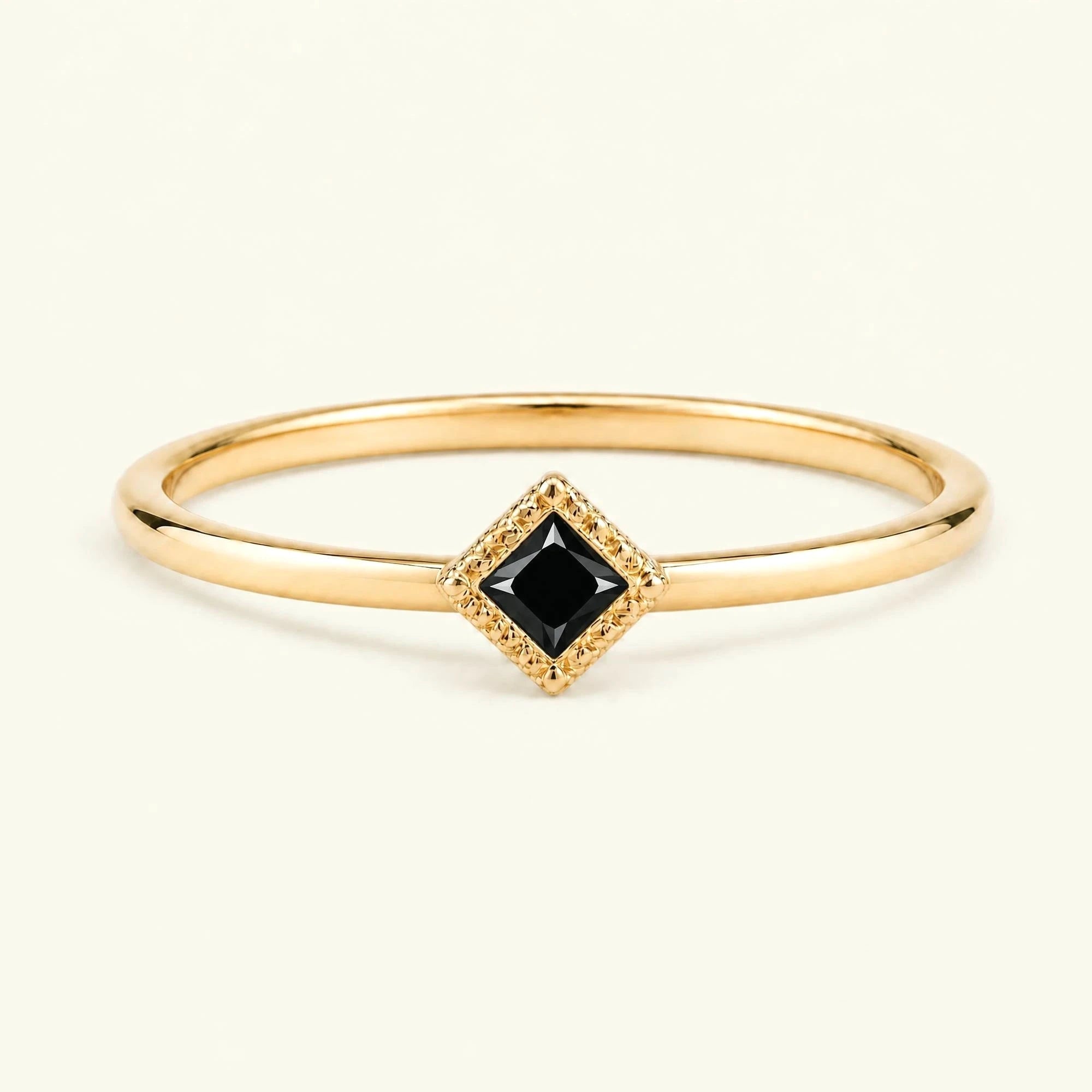 Indrani anillo de compromiso vintage, solitario diamante negro 4mm talla princesa engastado retorcido 18 quilates oro amarillo