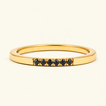 Bague fine pavée de diamants noirs en or jaune