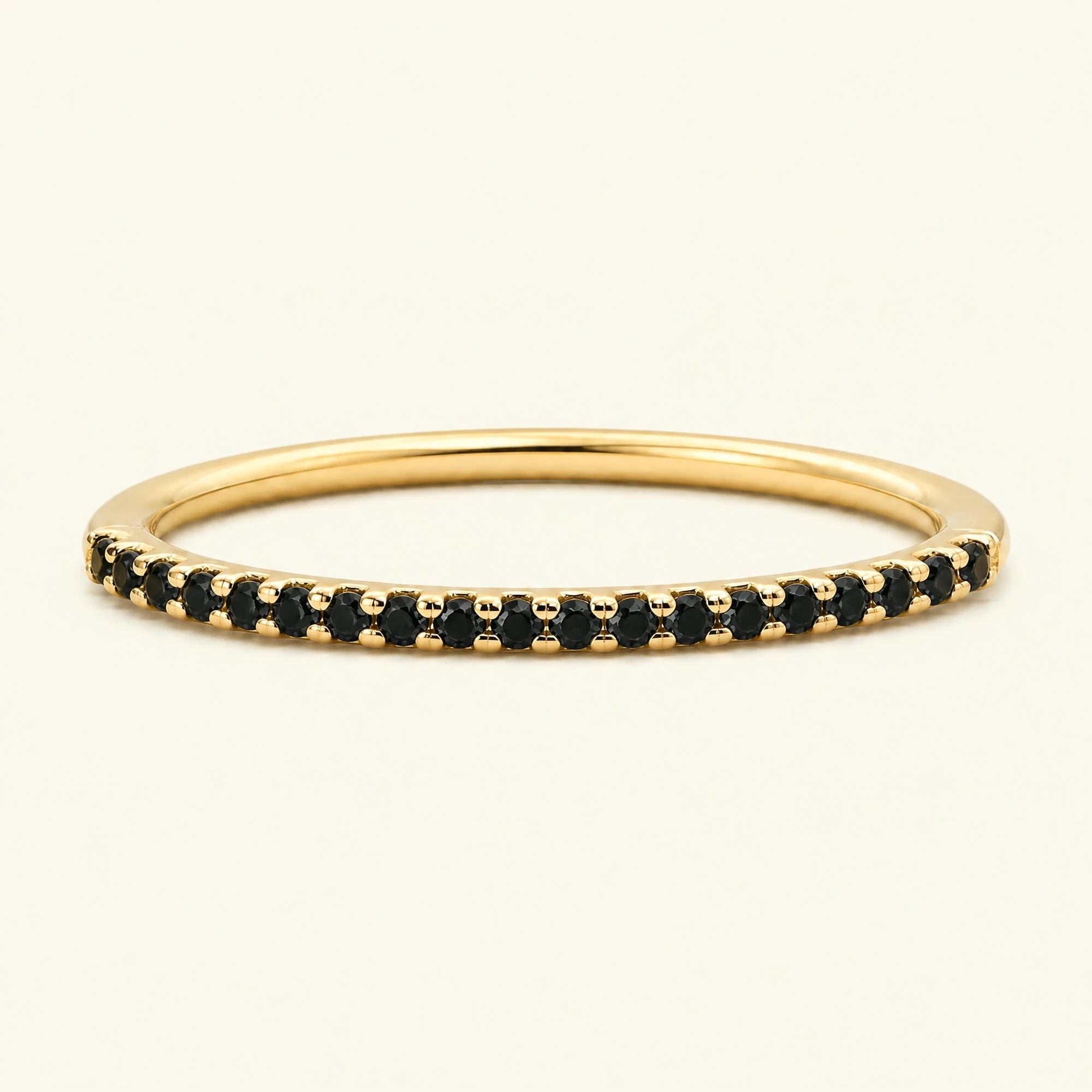 Bague éternité sertie de diamants noirs