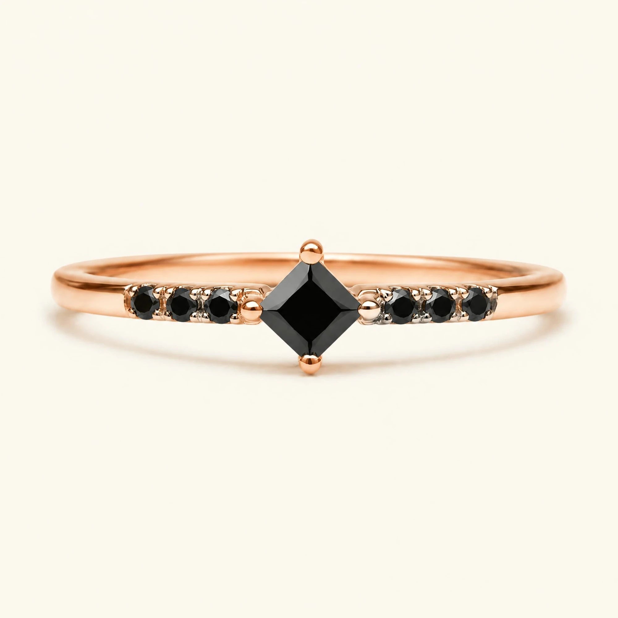 Bague de fiançailles princesse pavée de diamants noirs en or rose