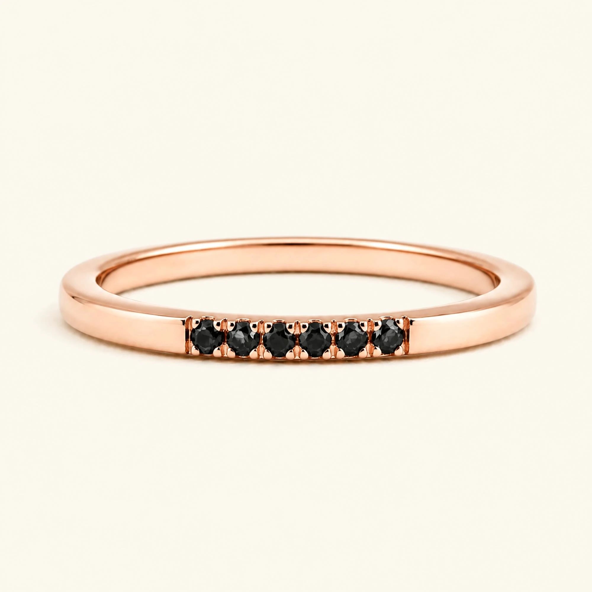 Bague fine pavée de diamants noirs en or rose