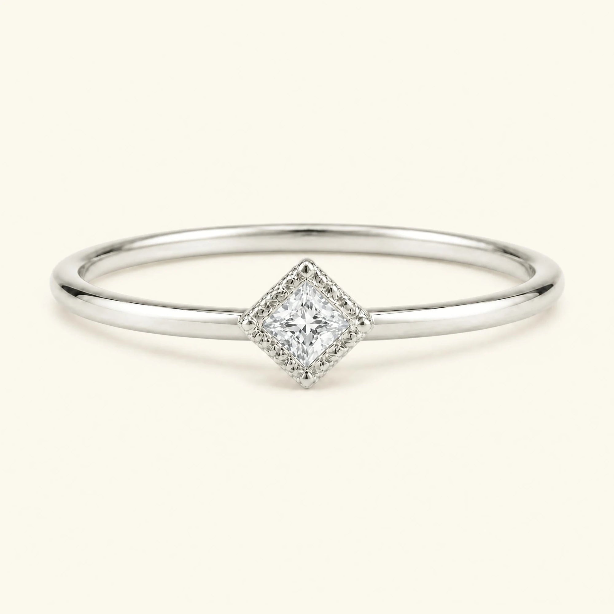 Anillo de compromiso vintage Indrani — solitario diamante talla princesa 4 mm, piedra cuadrada engastada torsade, en oro blanco 18 quilates