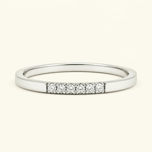 Anillo fino pavé con diamantes blancos en oro blanco