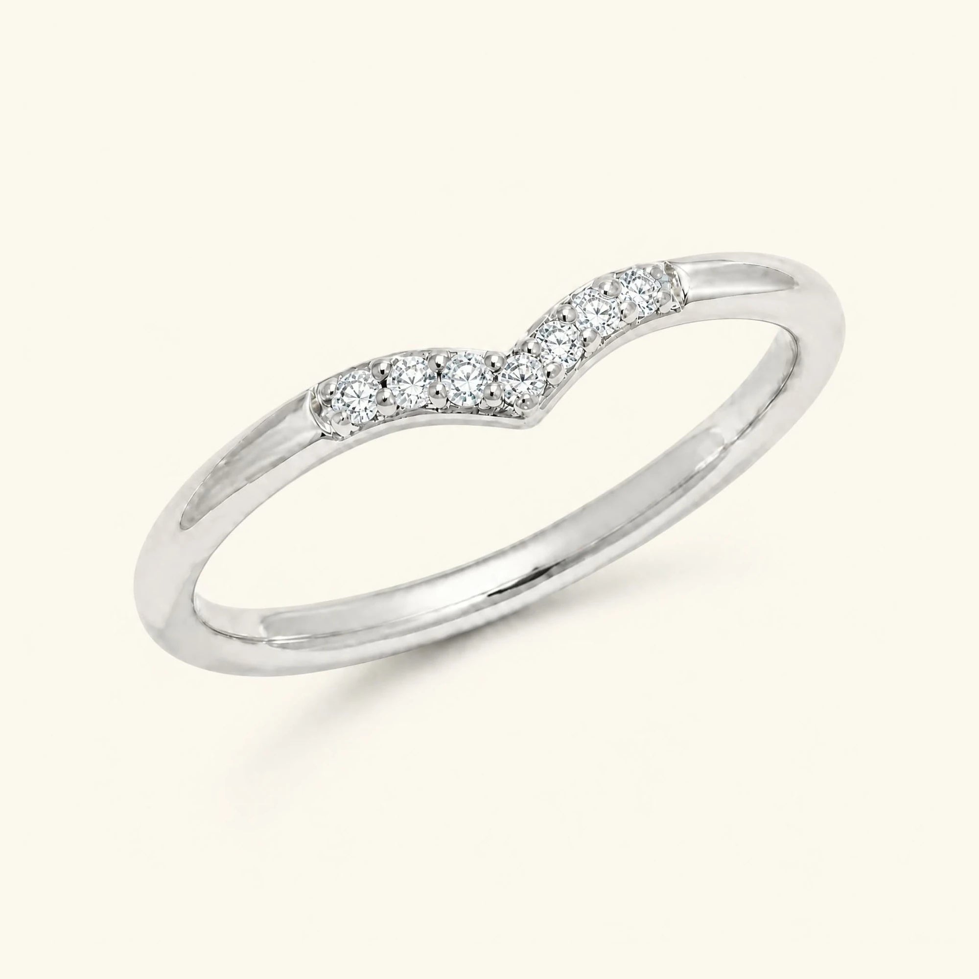 Bague chevron pavée de diamants blancs en or blanc