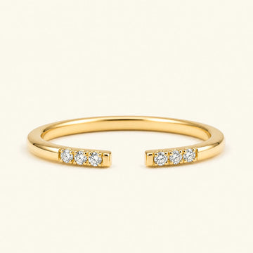 Anillo abierto fino pavé con diamantes blancos en oro amarillo