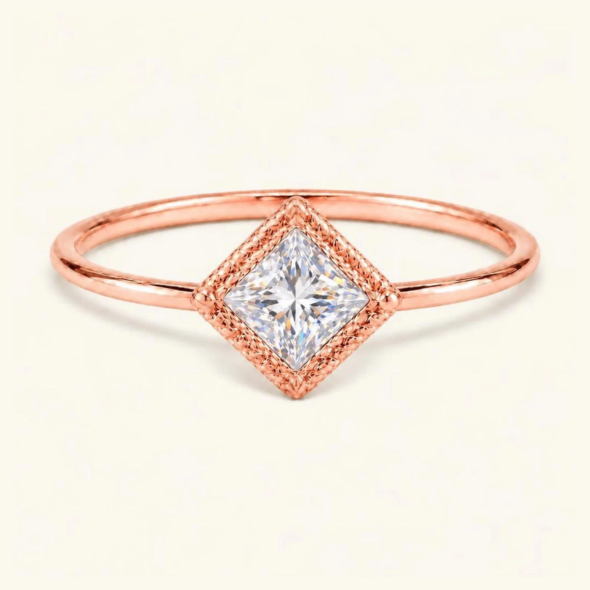 Anillo de compromiso vintage Indrani — solitario diamante talla princesa 4 mm, piedra cuadrada engastada torsade, en oro rosa 18 quilates