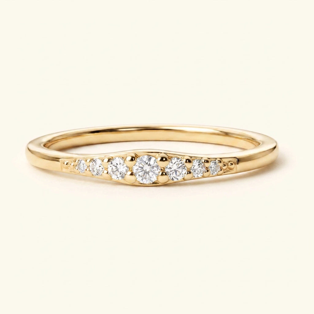 Alianza Sushma en oro amarillo de 18k con diamantes en degradado de Mayuri