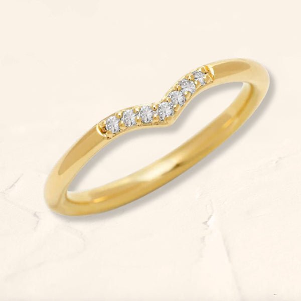 Anillo en V de oro amarillo con diamante Sakshi