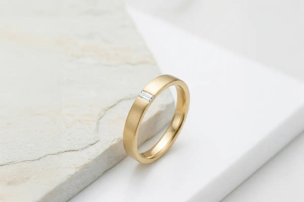 Anillo de diamante Mayuri en oro blanco de 18 quilates sobre fondo claro, ilustrando la guía de mantenimiento