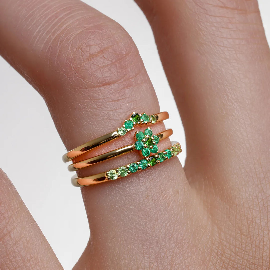Stacking de anillos de esmeralda canopea Mayuri Surya, Anaya y Kiran en oro de 18 quilates