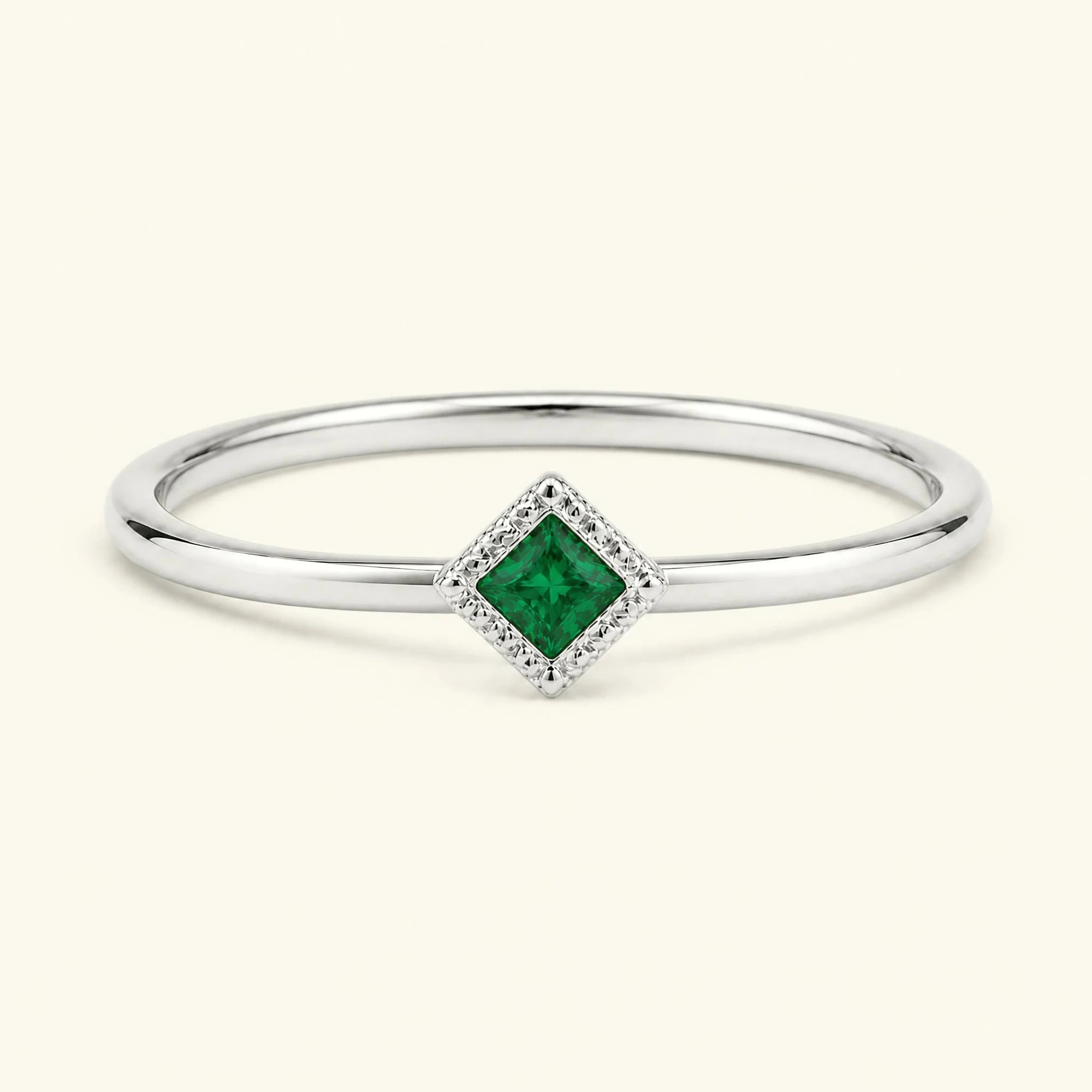 Anillo de compromiso vintage Indrani — solitario esmeralda talla princesa 4 mm, piedra cuadrada engastada torsade, en oro blanco 18 quilates
