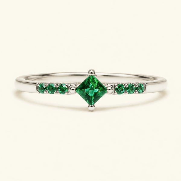 Bague de fiançailles princesse pavée d'émeraudes en or blanc