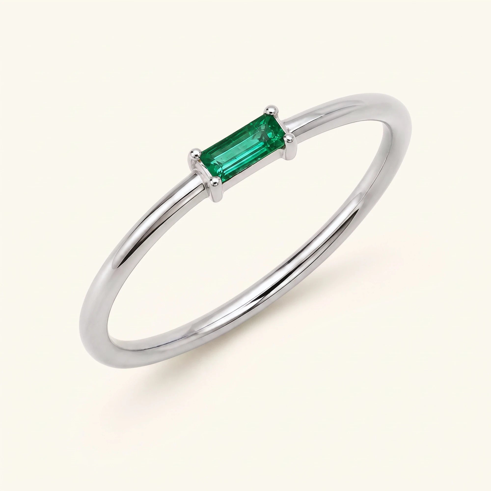 Anillo Shanti joyería fina esmeralda verde talla baguette engastado en pulsera vermeil plata joyería minimalista