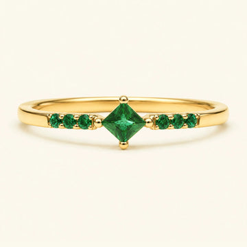 Bague de fiançailles princesse pavée d'émeraudes en or jaune