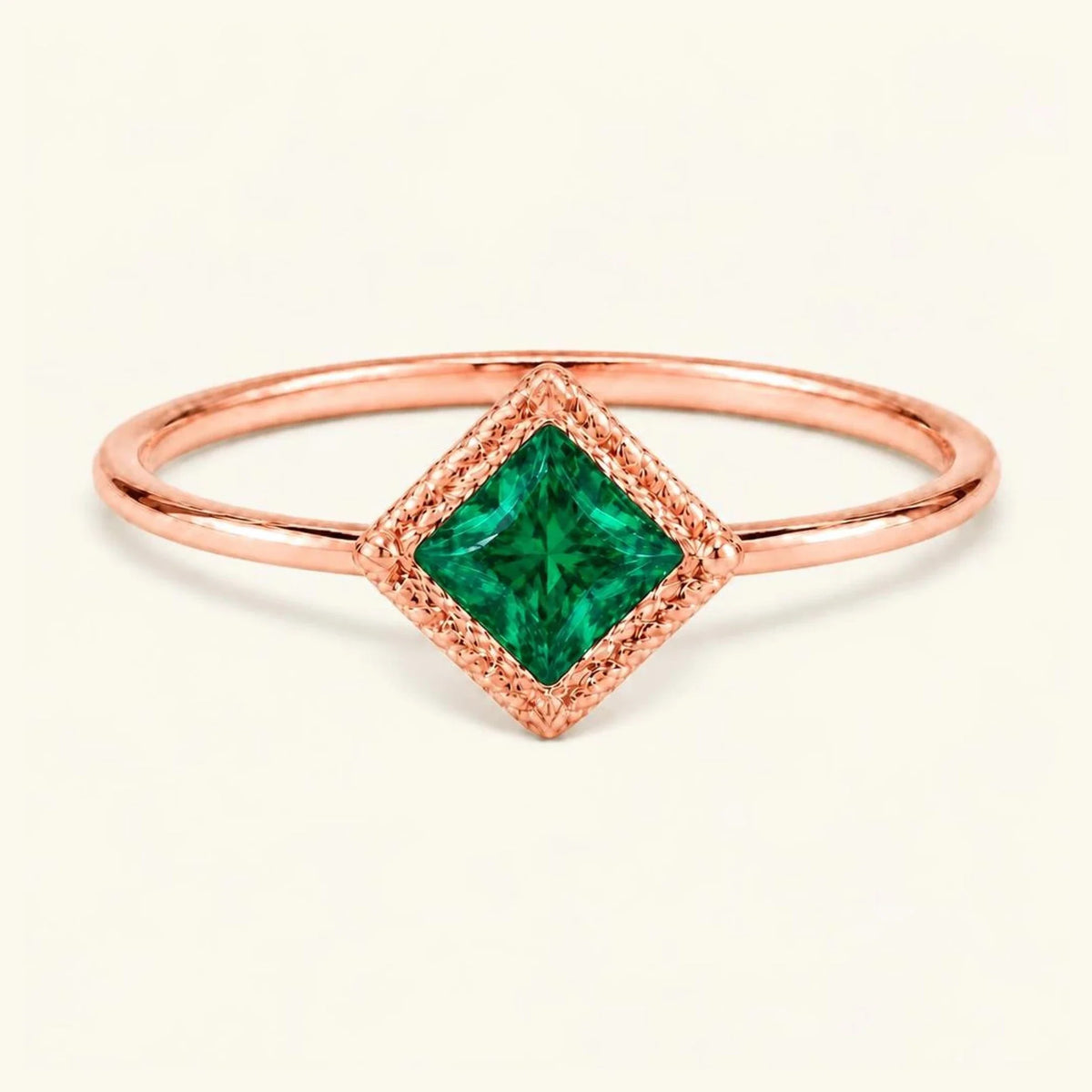 Anillo de compromiso vintage Indrani — solitario esmeralda talla princesa 4 mm, piedra cuadrada engastada torsade, en oro rosa 18 quilates