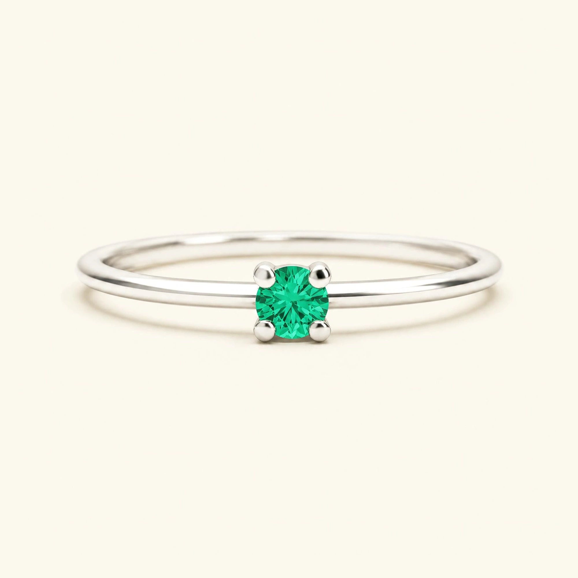 Bague Saral en or blanc sertie d'une émeraude