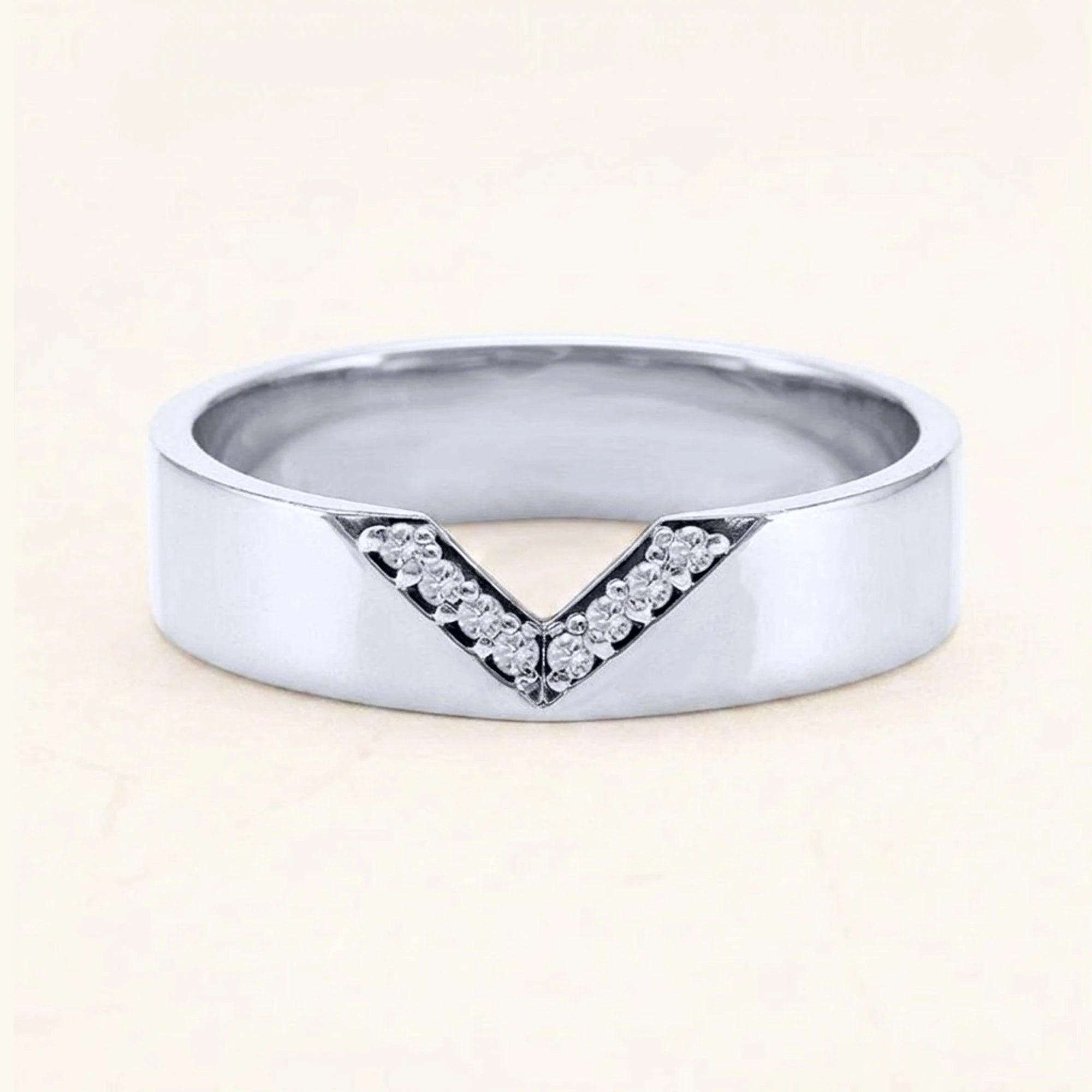 Bague en V pavée de diamants blancs pour homme en or blanc