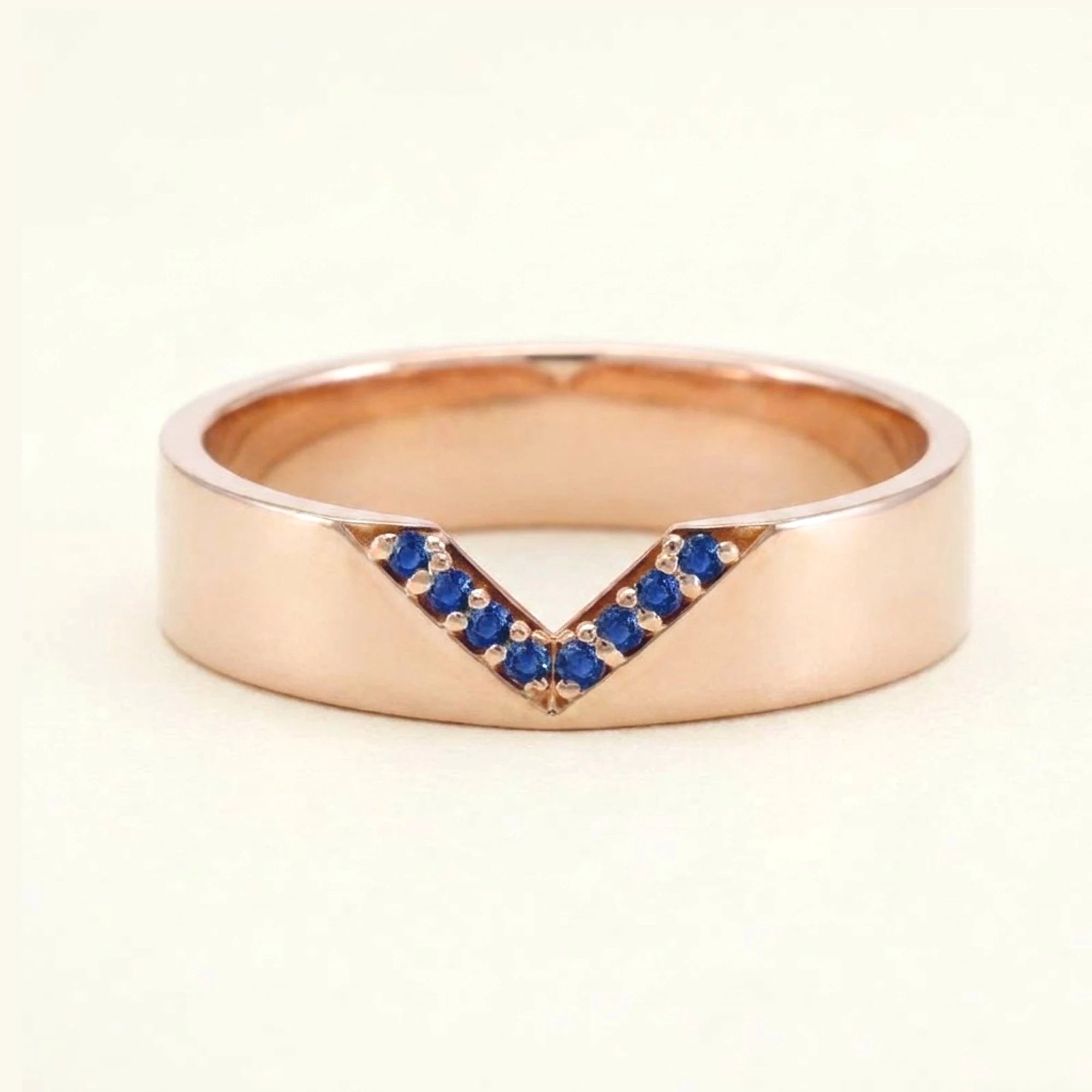 Bague en V pavée de saphirs pour homme en or rose