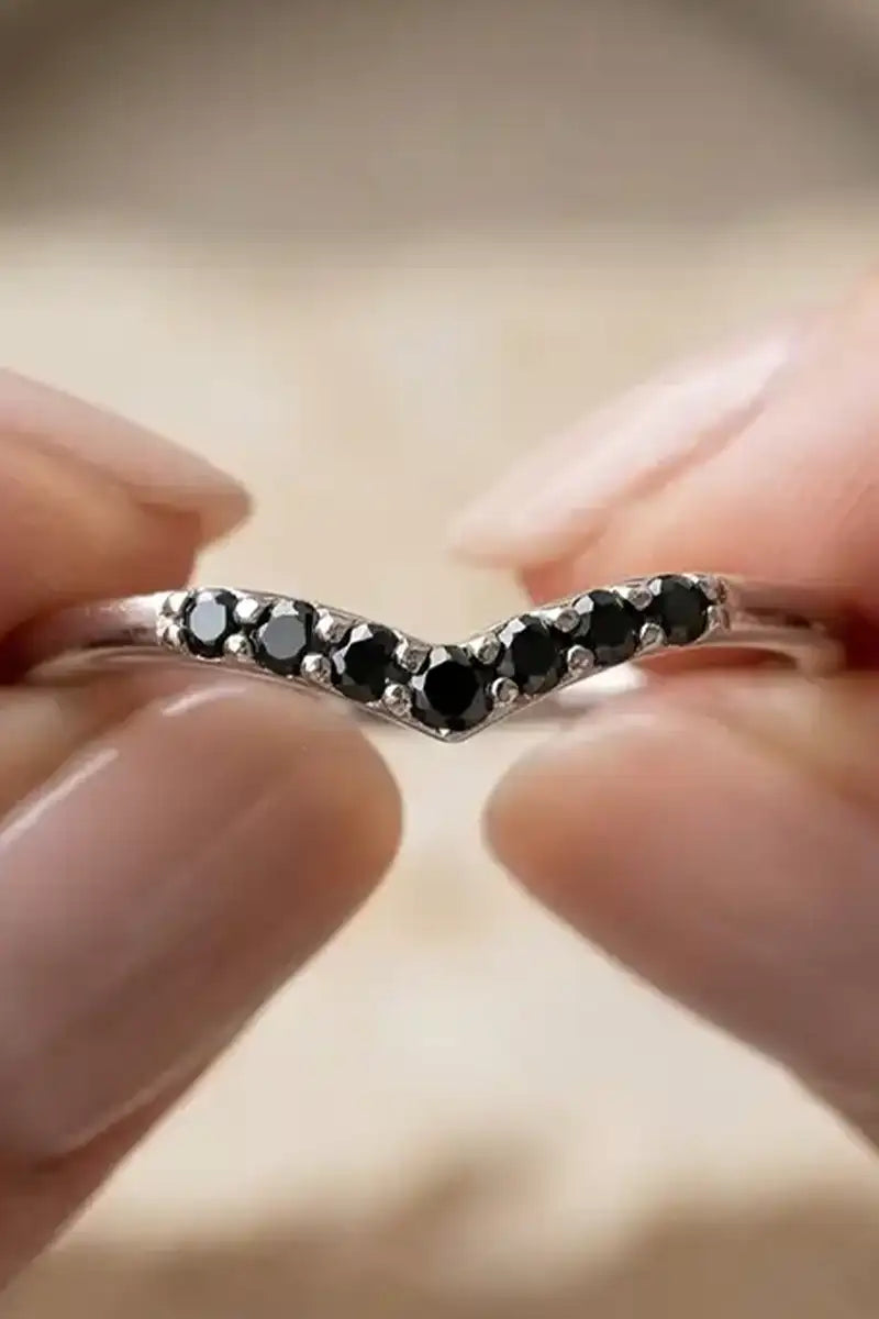 Anillo de compromiso solitario con Diamante negro en oro blanco 18 quilates, mano femenina, luz natural