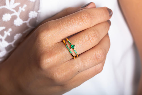 Anillo de compromiso en vermeil engastado con una esmeralda por Mayuri