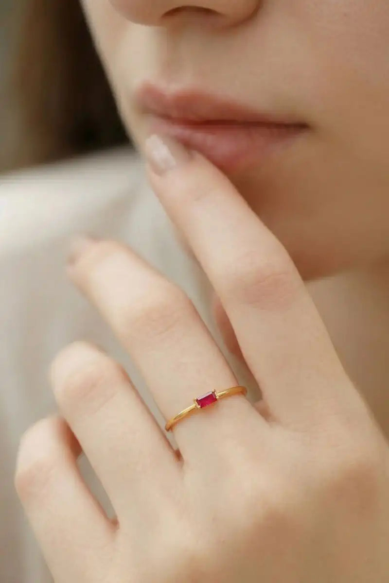 Anillo de compromiso en Rubí y oro amarillo 18 quilates Mayuri, llevado en la mano