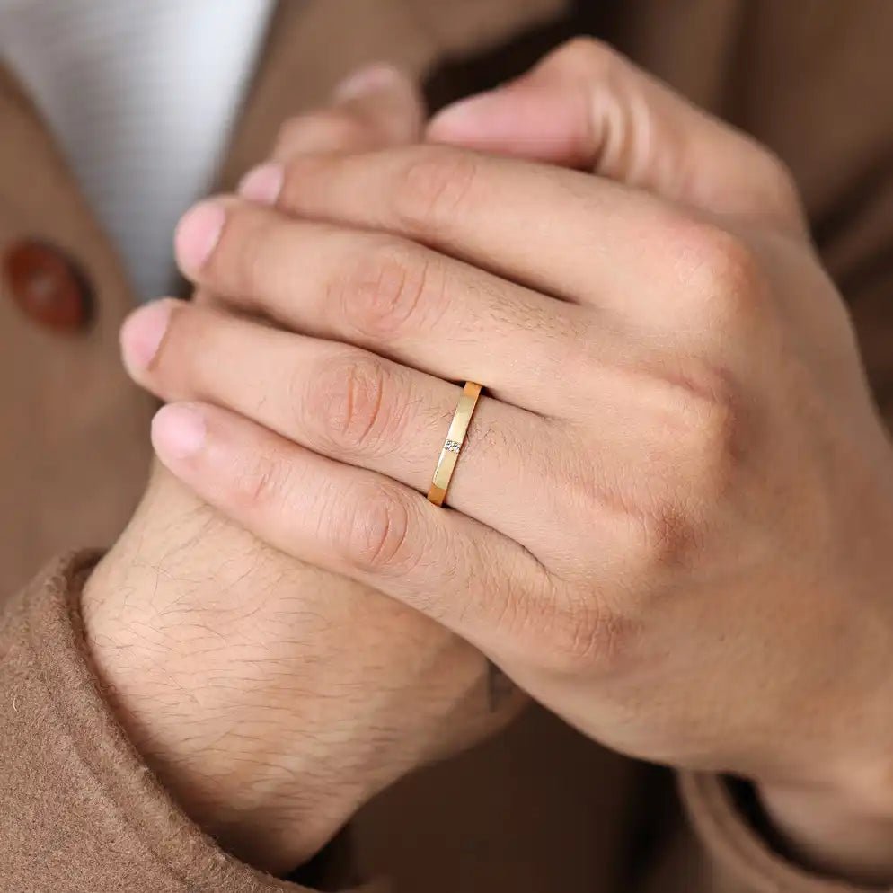 Alliance diamant pour homme portée au doigt