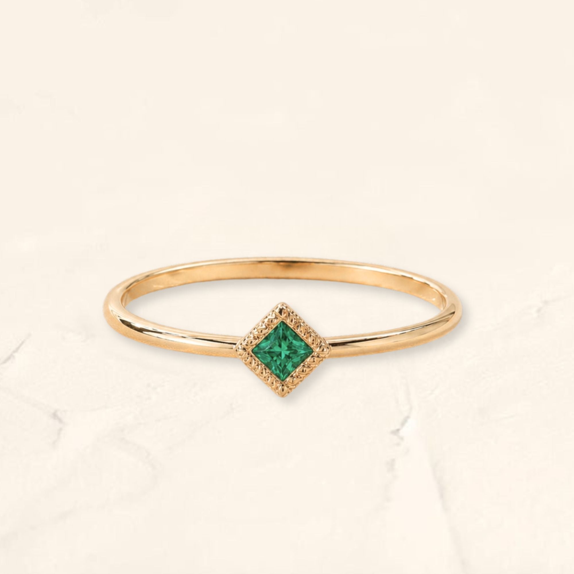 Anillo Indrani con esmeralda en oro amarillo 18 quilates