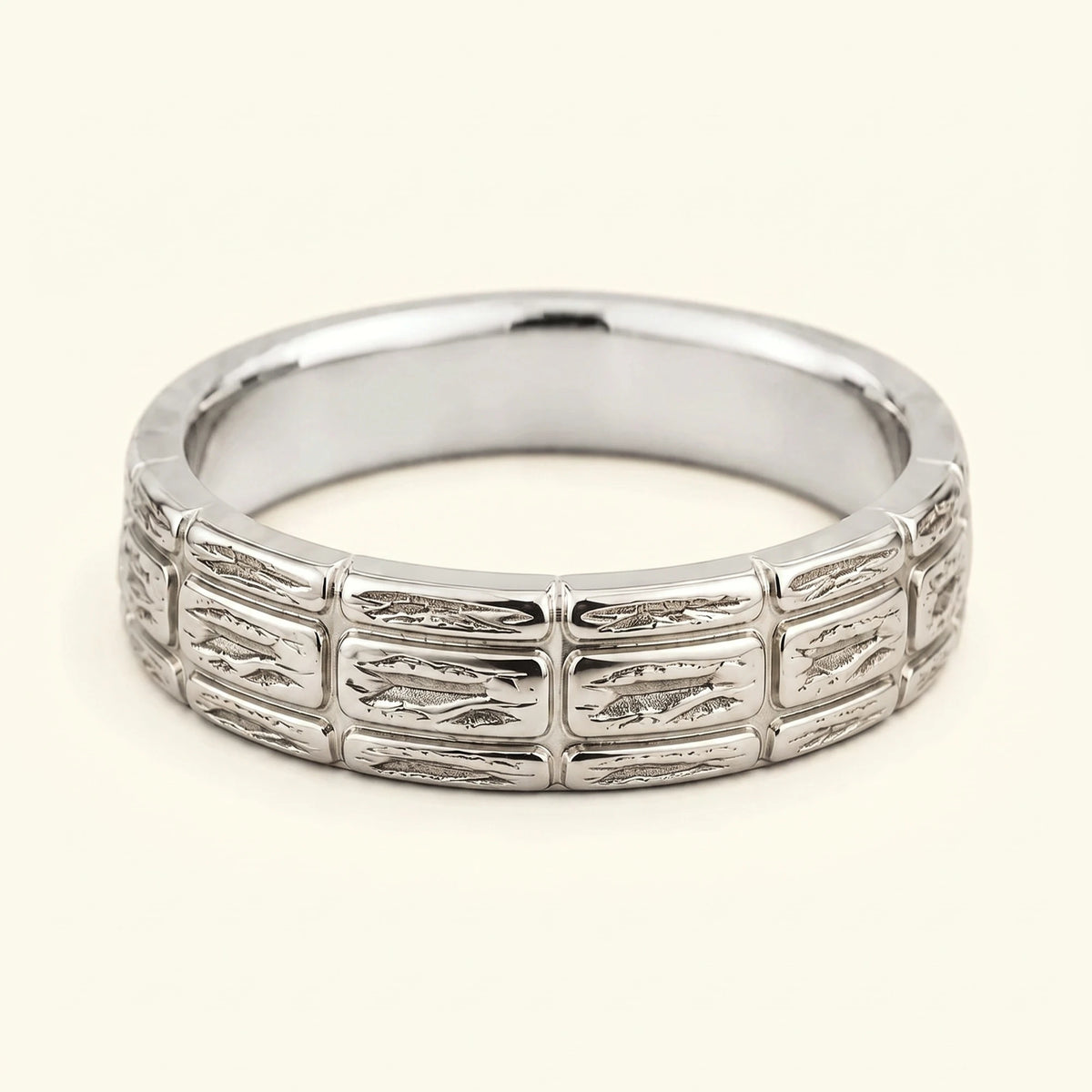 Anillo ancho de hombre Sobek en oro blanco de 18k, aro de 6 mm con tres filas de escamas de cocodrilo