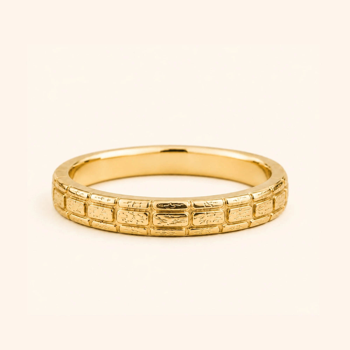 Anillo ancho de hombre Sobek en oro amarillo de 18k, aro de 6 mm revestido de tres filas de escamas de cocodrilo cinceladas