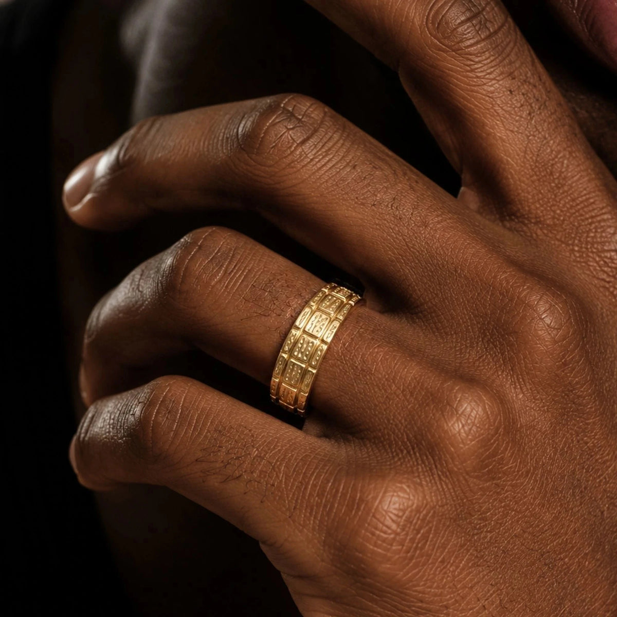 Anillo Sobek de 6 mm en oro amarillo llevado en la mano, tres filas de escamas de cocodrilo
