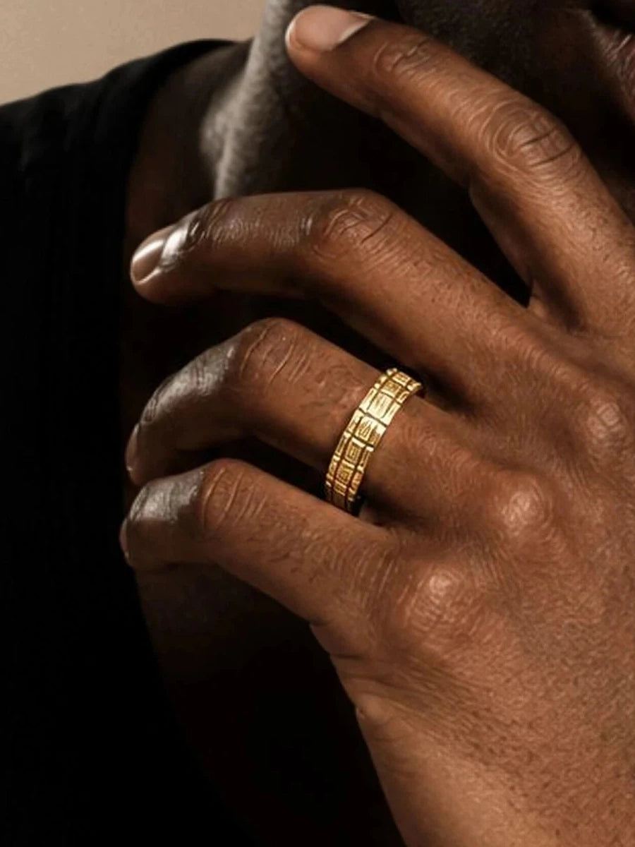 Bague Sobek 6 mm en or jaune portée par un homme, recadrage sur les trois rangs d'écailles