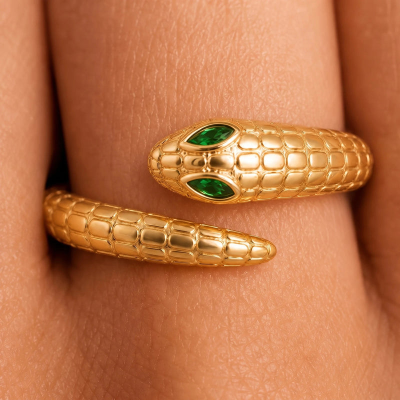 Detalle de los ojos de esmeralda marquesa del anillo serpiente Mehen en oro amarillo de 18k